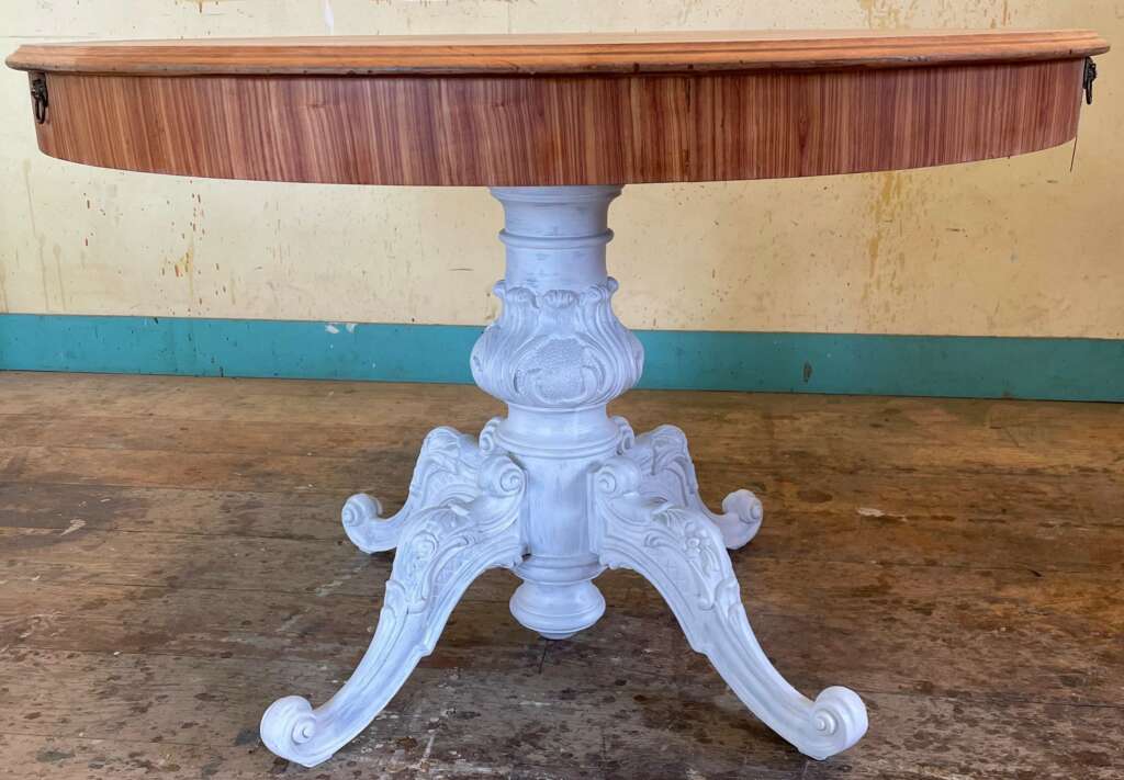 Un particolare del tavolo in stile shabby chic